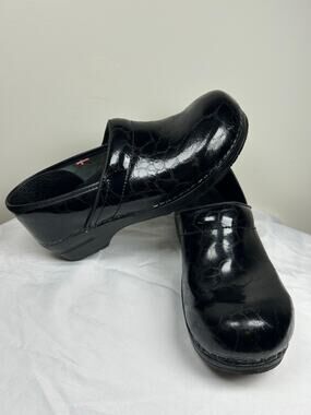 Sanita Womens Patent Leather Crocodile Textured Black Clog Shoe Size Eu41/Us10